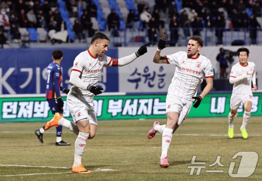 8일 오후 경기 수원시 장안구 수원종합경기장에서 열린 하나은행 K리그 승강 플레이오프(PO) 2차전 수원FC와 부천FC의 경기, 부천FC 바사니가 전반 선제골을 넣은 뒤 세리머니하고 있다. 2025.12.8/뉴스1 ⓒ News1 구윤성 기자