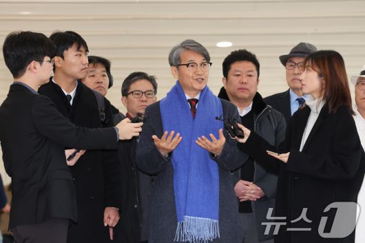 김건희 여사에게 명품 가방을 선물한 것으로 알려진 최재영 목사가 9일 오전 서울 종로구 광화문 KT 빌딩에 위치한 김건희 특검에 참고인 신분으로 출석하며 취재진 질문에 답변하고 있다. 2025.12.9/뉴스1 ⓒ News1 장수영 기자