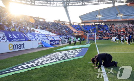변성환 수원삼성 감독이 7일 오후 제주 서귀포시 월드컵로 제주월드컵경기장에서 열린 하나은행 K리그 승강 플레이오프 2025 2차전 제주SK와 수원삼성의 경기에서 1,2차전 모두 패하며 승격이 좌절되자 서포터즈 앞에 엎드려 사과하고 있다. 2025.12.7/뉴스1 ⓒ News1 박정호 기자