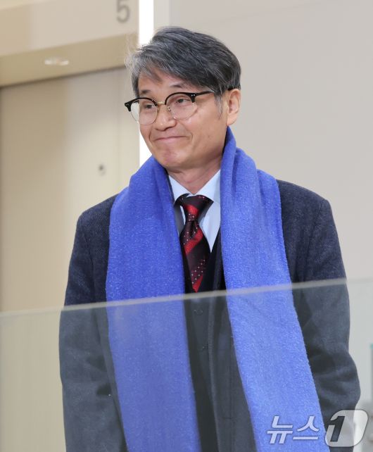 김건희 여사에게 명품 가방을 선물한 것으로 알려진 최재영 목사가 9일 오전 서울 종로구 광화문 KT 빌딩에 위치한 김건희 특검에 참고인 신분으로 출석하고 있다. 2025.12.9/뉴스1 ⓒ News1 장수영 기자