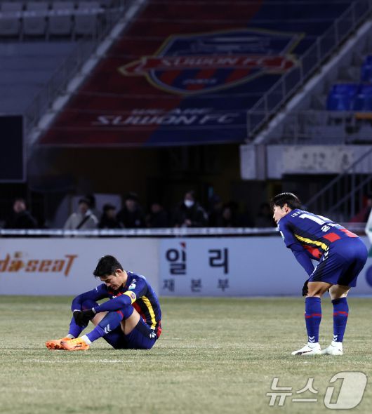 8일 오후 경기 수원시 장안구 수원종합경기장에서 열린 하나은행 K리그 승강 플레이오프(PO) 2차전 수원FC와 부천FC의 경기, 부천FC에 2대 3으로 패하며 강등을 확정 지은 수원FC 이용, 윤빛가람이 아쉬움을 삼키고 있다. 2025.12.8/뉴스1 ⓒ News1 구윤성 기자