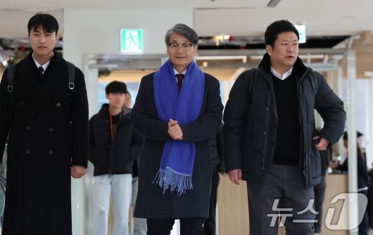 김건희 여사에게 명품 가방을 선물한 것으로 알려진 최재영 목사가 9일 오전 서울 종로구 광화문 KT 빌딩에 위치한 김건희 특검에 참고인 신분으로 출석하고 있다. 2025.12.9/뉴스1 ⓒ News1 장수영 기자