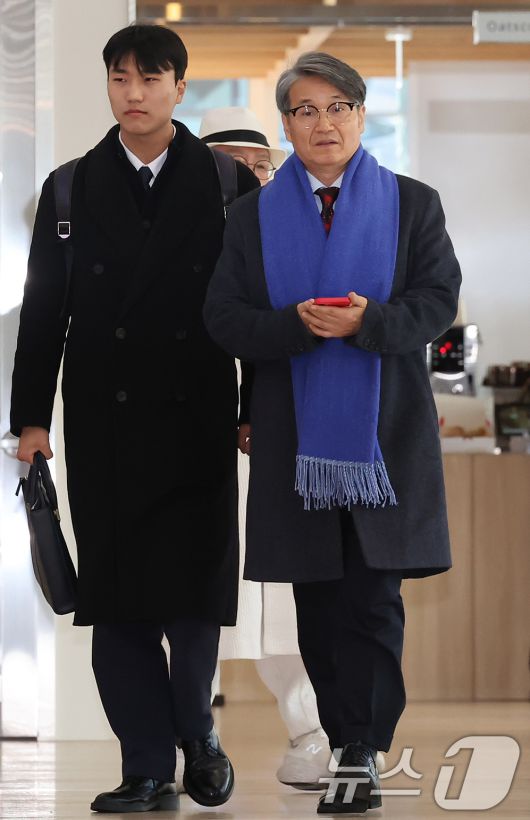 김건희 여사에게 명품 가방을 선물한 것으로 알려진 최재영 목사가 9일 오전 서울 종로구 광화문 KT 빌딩에 위치한 김건희 특검에 참고인 신분으로 출석하고 있다. 2025.12.9/뉴스1 ⓒ News1 장수영 기자