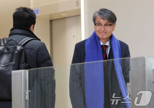 김건희 여사에게 명품 가방을 선물한 것으로 알려진 최재영 목사가 9일 오전 서울 종로구 광화문 KT 빌딩에 위치한 김건희 특검에 참고인 신분으로 출석하고 있다. 2025.12.9/뉴스1 ⓒ News1 장수영 기자