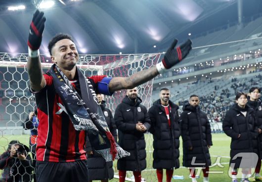 10일 오후 서울시 마포구 월드컵로 서울월드컵경기장에서 열린 AFC 챔피언스리그 엘리트(ACLE) 2025/26 리그 스테이지 6차전 FC서울과 멜버른시티FC의 경기 종료 후 진행된 환송행사에서 서울 린가드 서포터즈 수호신과 함께 세리머니를 하고 있다. 2025.12.10/뉴스1 ⓒ News1 박정호 기자