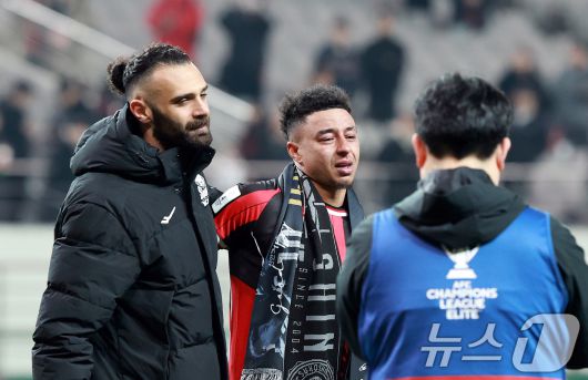 10일 서울 마포구 월드컵로 서울월드컵경기장에서 열린 2025~2026시즌 아시아축구연맹(AFC) 챔피언스리그 엘리트(ACLE) 리그 스테이지 6차전 FC서울과 멜버른 시티 경기 종료 후 진행된 환송행사에서 린가드가 눈물을 보이고 있다. 2025.12.10/뉴스1 ⓒ News1 이호윤 기자