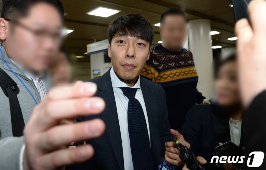 지난 2017년 김동성씨가 '영재센터 지원 의혹' 관련 직권남용권리행사 방해 공판에 증인 자격으로 출석한 뒤 취재진 질문을 받고 있는 모습. (뉴스1 DB) 2021.2.28/뉴스1