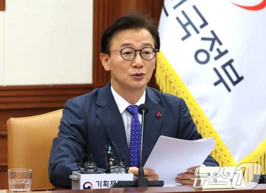 전재수 해양수산부 장관이 지난 2일 서울 종로구 정부서울청사에서 열린 경제관계장관회의 겸 물가관계장관회의에서 발언을 하고 있다. 2025.12.2/뉴스1 ⓒ News1 임세영 기자