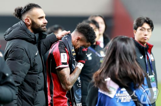 10일 서울 마포구 월드컵로 서울월드컵경기장에서 열린 2025~2026시즌 아시아축구연맹(AFC) 챔피언스리그 엘리트(ACLE) 리그 스테이지 6차전 FC서울과 멜버른 시티 경기 종료 후 진행된 환송행사에서 린가드가 눈물을 훔치고 있다. 2025.12.10/뉴스1 ⓒ News1 이호윤 기자