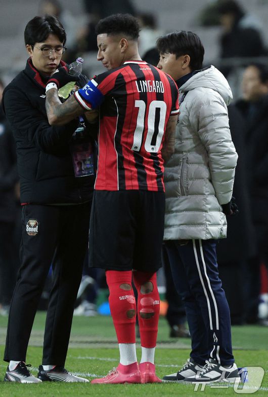 10일 오후 서울시 마포구 월드컵로 서울월드컵경기장에서 열린 AFC 챔피언스리그 엘리트(ACLE) 2025/26 리그 스테이지 6차전 FC서울과 멜버른시티FC의 경기에서 서울 김기동 감독이 린가드에게 작전 지시를 하고 있다. 2025.12.10/뉴스1 ⓒ News1 박정호 기자