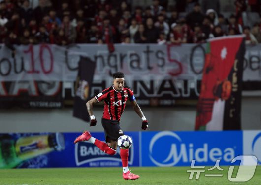 10일 오후 서울시 마포구 월드컵로 서울월드컵경기장에서 열린 AFC 챔피언스리그 엘리트(ACLE) 2025/26 리그 스테이지 6차전 FC서울과 멜버른시티FC의 경기에서 서울 린가드가 드리블을 하고 있다. 2025.12.10/뉴스1 ⓒ News1 박정호 기자