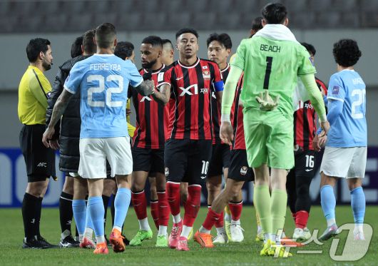 10일 오후 서울시 마포구 월드컵로 서울월드컵경기장에서 열린 AFC 챔피언스리그 엘리트(ACLE) 2025/26 리그 스테이지 6차전 FC서울과 멜버른시티FC의 경기에서 서울 린가드가 경기 종료 후 멜버른 헤르만 페레이라와 인사를 나누고 있다. 2025.12.10/뉴스1 ⓒ News1 박정호 기자