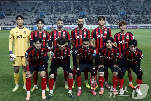 10일 오후 서울시 마포구 월드컵로 서울월드컵경기장에서 열린 AFC 챔피언스리그 엘리트(ACLE) 2025/26 리그 스테이지 6차전 FC서울과 멜버른시티FC의 경기에서 서울 주장 린가드와 베스트일레븐이 포즈를 취하고 있다. 2025.12.10/뉴스1 ⓒ News1 박정호 기자