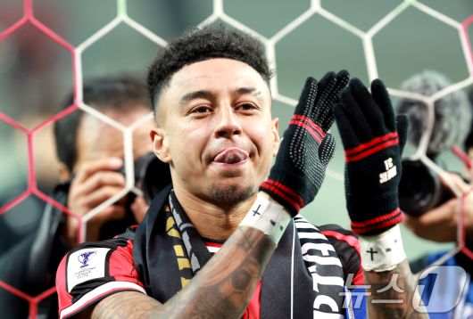 10일 서울 마포구 월드컵로 서울월드컵경기장에서 열린 2025~2026시즌 아시아축구연맹(AFC) 챔피언스리그 엘리트(ACLE) 리그 스테이지 6차전 FC서울과 멜버른 시티 경기 종료 후 진행된 환송행사에서 팬드렝게 박수로 인사하고 있다. 2025.12.10/뉴스1 ⓒ News1 이호윤 기자