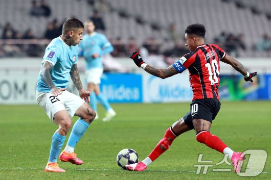 10일 서울 마포구 월드컵로 서울월드컵경기장에서 열린 2025~2026시즌 아시아축구연맹(AFC) 챔피언스리그 엘리트(ACLE) 리그 스테이지 6차전 FC서울과 멜버른 시티 경기에서 FC서울 린가드가 돌파를 시도하고 있다. 2025.12.10/뉴스1 ⓒ News1 이호윤 기자