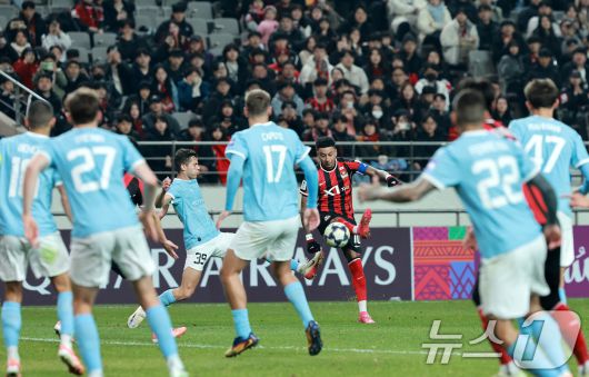 10일 서울 마포구 월드컵로 서울월드컵경기장에서 열린 2025~2026시즌 아시아축구연맹(AFC) 챔피언스리그 엘리트(ACLE) 리그 스테이지 6차전 FC서울과 멜버른 시티 경기에서 FC서울 린가드가 볼경합을 하고 있다. 2025.12.10/뉴스1 ⓒ News1 이호윤 기자