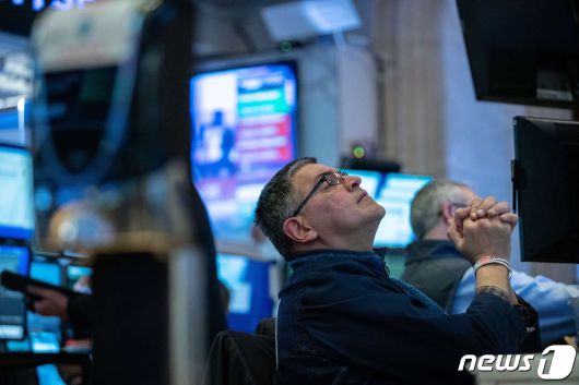 트레이더가 전광판을 보며 기도하고 있다. ⓒ AFP=뉴스1 ⓒ News1 우동명 기자