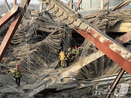 11일 오후 1시 58분쯤 광주 서구 치평동(상무지구)의 광주대표도서관 공사 현장에서 레미콘 타설 중 붕괴 사고가 발생해 4명이(추정) 매몰, 소방당국이 구조작업을 하고 있다. 2025.12.11/뉴스1 ⓒ News1 김태성 기자