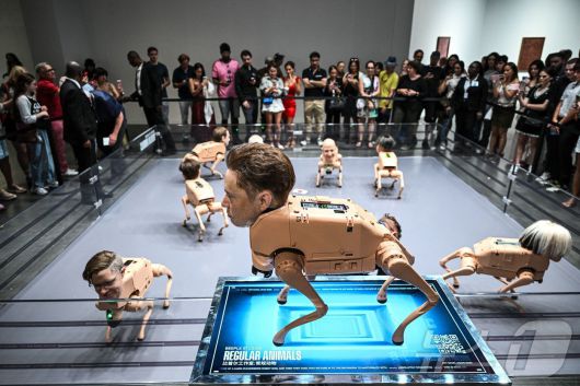 디지털 아티스트 '비플'이 미국 플로리다주 마이애미 비치 컨벤션센터에서 열린 '아트 바젤 2025' 박람회를 통해 선보인 유명인의 얼굴을 한 로봇개들. 2025.12.07 ⓒ AFP=뉴스1 ⓒ News1 이지예 객원기자