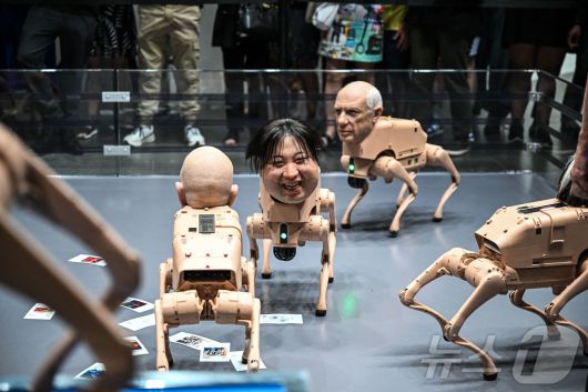 디지털 아티스트 '비플'이 미국 플로리다주 마이애미 비치 컨벤션센터에서 열린 '아트 바젤 2025' 박람회를 통해 선보인 유명인의 얼굴을 한 로봇개들. 2025.12.07 ⓒ AFP=뉴스1 ⓒ News1 이지예 객원기자