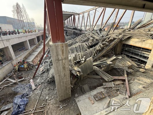 11일 오후 1시 58분쯤 광주 서구 치평동(상무지구)의 광주대표도서관 공사 현장에서 레미콘 타설 중 붕괴 사고가 발생해 작업자가 매몰, 소방당국이 구조작업을 하고 있다. 2025.12.11/뉴스1 ⓒ News1 김태성 기자