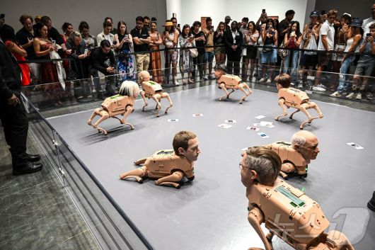 디지털 아티스트 '비플'이 미국 플로리다주 마이애미 비치 컨벤션센터에서 열린 '아트 바젤 2025' 박람회를 통해 선보인 유명인의 얼굴을 한 로봇개들. 2025.12.07 ⓒ AFP=뉴스1 ⓒ News1 이지예 객원기자