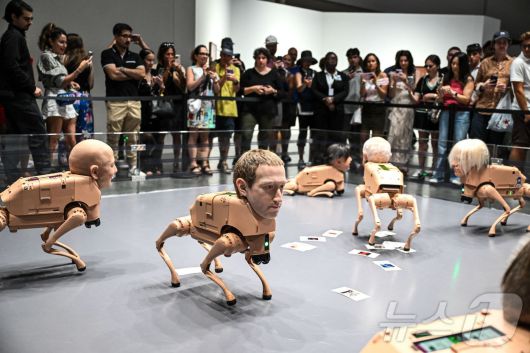 디지털 아티스트 '비플'이 미국 플로리다주 마이애미 비치 컨벤션센터에서 열린 '아트 바젤 2025' 박람회를 통해 선보인 유명인의 얼굴을 한 로봇개들. 2025.12.07 ⓒ AFP=뉴스1 ⓒ News1 이지예 객원기자