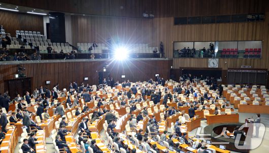 지난 9일 서울 여의도 국회에서 열린 제429회국회(정기회) 제16차 본회의에서 나경원 국민의힘 의원이 가맹사업법 개정안에 대한 무제한토론(필리버스터)에 돌입하자 더불어민주당 의원들이 본회의장을 떠나고 있다. 2025.12.9/뉴스1 ⓒ News1 이승배 기자