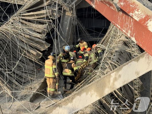11일 오후 1시 58분쯤 광주 서구 치평동(상무지구)의 광주대표도서관 공사 현장에서 레미콘 타설 중 붕괴 사고가 발생해 4명이 매몰, 소방당국이 구조작업을 하고 있다. 2025.12.11/뉴스1 ⓒ News1 김태성 기자