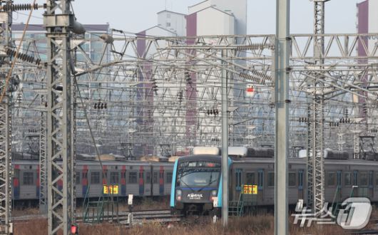 전국철도노동조합이 예고한 무기한 총파업이 하루 앞으로 다가온 10일 경기 오산시 수도권 전철 1호선 서동탄역에 전동차가 세워져 있다. 철도노조가 이날까지 2025년 임금 교섭의 핵심 요구 3가지가 해결되지 않을 경우 오는 11일 오전 9시부터 무기한 총파업에 돌입한다고 예고했다. 2025.12.10/뉴스1 ⓒ News1 김영운 기자