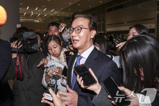 통일교로부터 금품을 수수했다는 의혹이 제기된 전재수 해양수산부 장관이 11일 오전 'UN해양총회' 유치 활동을 마친 후 인천국제공항 제2여객터미널을 통해 귀국해 입장을 밝힌 후 공항을 빠져나가고 있다. 윤영호 전 통일교 세계본부장은 지난 2018년에서 2020년 당시 전재수 의원에게 수천만원이 담긴 현금 상자와 명품 시계 2점을 전달했다고 김건희 국정농단 특검에 진술한 것으로 알려졌다. (공동취재) 2025.12.11/뉴스1 ⓒ News1 김성진 기자