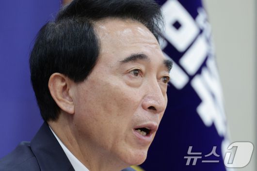 박수현 더불어민주당 수석대변인이 지난 11월 2일 서울 여의도 국회에서 국정감사 및 현안 관련 기자간담회를 하고 있다. 2025.11.2/뉴스1 ⓒ News1 신웅수 기자