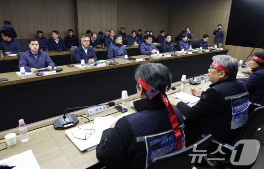 서울교통공사 제1노조인 민주노총 산하 서울교통공사노조가 11일 서울 성동구 서울교통공사 본사에서 열린 본사에서 열린 서울지하철 노사 임금교섭 본회의에 참석하고 있다. (공동취재) 2025.12.11/뉴스1 ⓒ News1 이호윤 기자