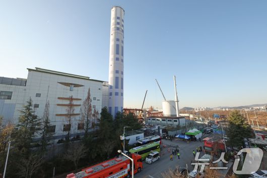 12일 오전 광주 서구 치평동(상무지구)의 광주대표도서관 공사 현장에서 레미콘 타설 중 붕괴 사고로 매몰된 작업자 2명에 대해 이틀째 수색작업을 진행하고 있다. 2025.12.12/뉴스1 ⓒ News1 박지현 기자