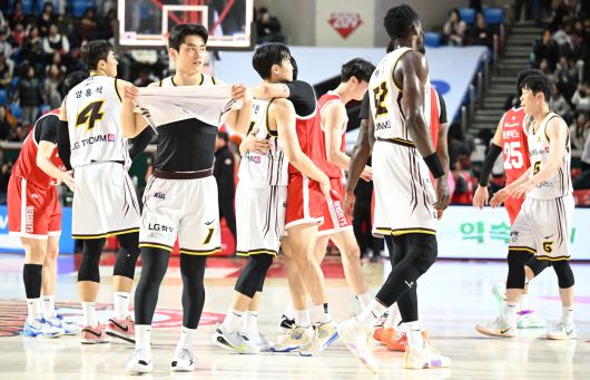 창원 LG가 13일 열린 2025-26 프로농구 서울 SK와 원정 경기에서 55-77로 대패했다. (KBL 제공)