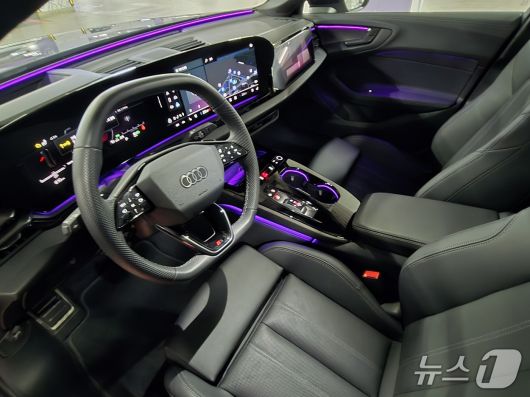 아우디 중형 세단 '더 뉴 아우디 A5' 기본 트림 'A5 40 TFSI 콰트로'(S라인 블랙 에디션)의 1열 내부 모습. 2025.12.10/뉴스1 김성식 기자