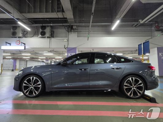 아우디 중형 세단 '더 뉴 아우디 A5' 기본 트림 'A5 40 TFSI 콰트로'(S라인 블랙 에디션)의 측면 모습. 2025.12.10/뉴스1 김성식 기자