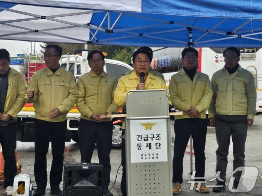 강기정 광주시장이 13일 광주 서구 치평동(상무지구) 광주대표도서관 건립 현장에서 브리핑하고 있다. 해당 현장에서는 지난 11일 붕괴사고 가 발생해 근로자 4명이 숨졌다. 2025.12.13/뉴스1 ⓒ News1 이수민 기자