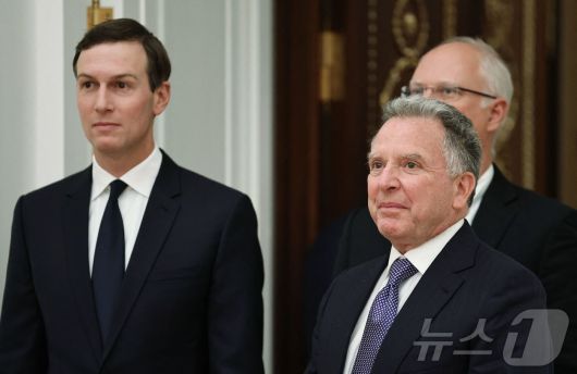 스티브 위트코프 미국 대통령 특사(오른쪽) 와 도널드 트럼프 미국 대통령의 사위 재러드 쿠슈너 전 백악관 선임고문. 2025.12.02. ⓒ AFP=뉴스1 ⓒ News1 이지예 객원기자