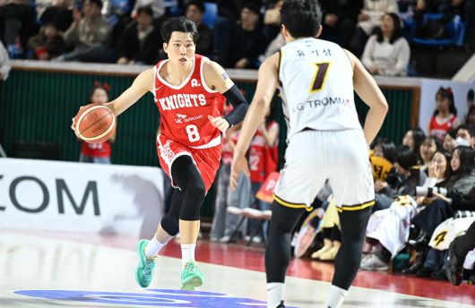 서울 SK가 13일 열린 2025-26 프로농구 창원 LG와 홈 경기에서 77-55 대승을 거뒀다. 사진은 돌파를 시도하는 SK 안영준(왼쪽). (KBL 제공)