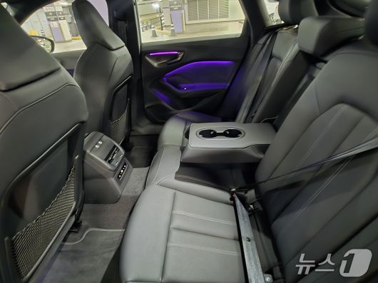 아우디 중형 세단 '더 뉴 아우디 A5' 기본 트림 'A5 40 TFSI 콰트로'(S라인 블랙 에디션)의 2열 내부 모습. 2025.12.10/뉴스1 김성식 기자