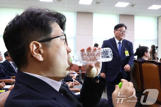 문지석 광주지검 부장검사(왼쪽)와 엄희준 광주고검 검사가 23일 서울 여의도 국회 법제사법위원회에서 열린 서울고등검찰청·서울중앙지방검찰청 등에 대한 국정감사에서 발언대에서 지나치고 있다. 2025.10.23/뉴스1 ⓒ News1 신웅수 기자