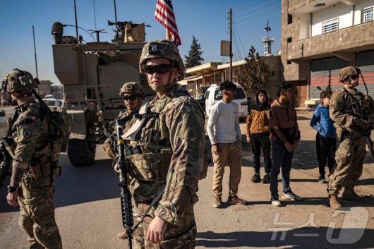 시리아 북동부를 순찰 중인 미군. 2025.01.09 ⓒ AFP=뉴스1 ⓒ News1 이지예 객원기자