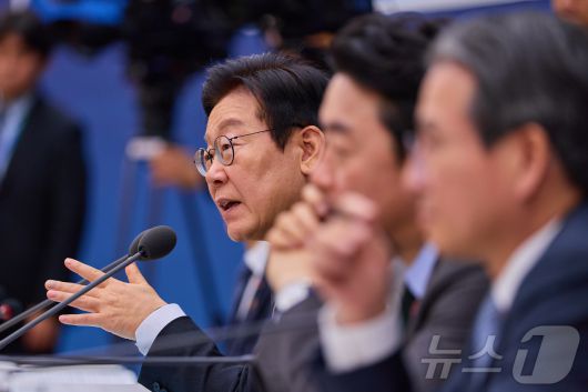 이재명 대통령이 12일 세종시 정부세종컨벤션센터에서 열린 국토교통부 업무보고에서 발언하고 있다. (대통령실 제공. 재판매 및 DB 금지) 2025.12.12/뉴스1 ⓒ News1 이재명 기자