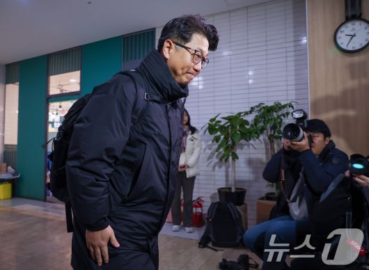 문지석 광주지검 부장검사가 14일 오전 서울 서초구 안권섭 특별검사팀 사무실에서 '쿠팡 일용직 노동자 퇴직금 미지급 사건' 관련 참고인 신분으로 두 번째 조사를 받기 위해 출석하고 있다. 2025.12.14/뉴스1 ⓒ News1 안은나 기자