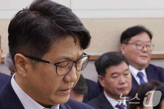 문지석 광주지검 부장검사가 23일 서울 여의도 국회 법제사법위원회에서 열린 서울고등검찰청·서울중앙지방검찰청 등에 대한 국정감사에서 의원 질의에 답변 중 울먹이고 있다. 오른쪽은 엄희준 광주고검 검사. 2025.10.23/뉴스1 ⓒ News1 신웅수 기자