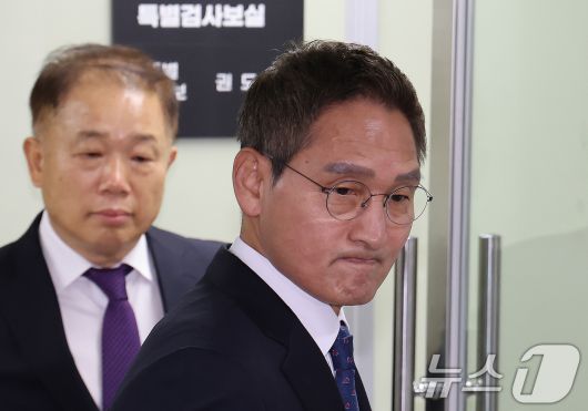 '관봉권 띠지 폐기 의혹'과 '쿠팡 퇴직금 불기소 외압 의혹'을 수사하는 안권섭 특별검사가 6일 서울 서초구에 마련된 특검 사무실에서 열린 현판식을 마친 뒤 사무실로 들어가고 있다. 2025.12.6/뉴스1 ⓒ News1 장수영 기자