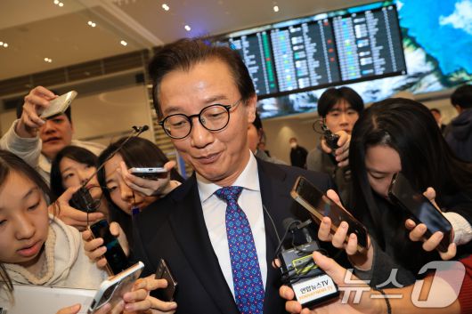 통일교로부터 금품을 수수했다는 의혹이 제기된 전재수 해양수산부 장관이 11일 오전 'UN해양총회' 유치 활동을 마친 후 인천국제공항 제2여객터미널을 통해 귀국해 입장을 밝힌 후 공항을 빠져나가고 있다.  (공동취재) 2025.12.11/뉴스1 ⓒ News1 김성진 기자