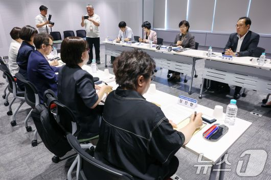 정은경 보건복지부 장관이 서울 강남구 삼성생명 일원동 빌딩에서 열린 '환자·소비자단체 현장 간담회'에서 모두발언을 하고 있다. /뉴스1 ⓒ News1 민경석 기자
