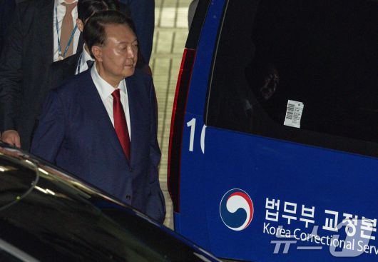 12·3 비상계엄과 관련해 특검 수사를 받는 윤석열 전 대통령이 지난 7월 9일 밤 서울중앙지법에서 두 번째 구속 전 피의자심문(영장실질심사)을 마친 뒤 대기장소인 서울구치소로 이동하는 모습. 2025.7.9/뉴스1 ⓒ News1 사진공동취재단